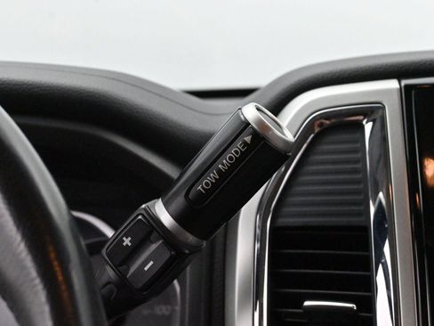 Used 2021 Nissan Titan SV w/ SV Convenience Package image 22