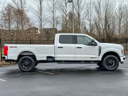 Used 2024 Ford F350 XLT AWD/4WD image 3
