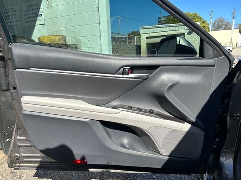Used 2023 Toyota Camry SE image 9