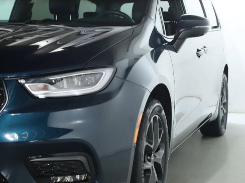 Used 2023 Chrysler Pacifica Touring-L w/ Uconnect Theater Family Group AWD/4WD image 4