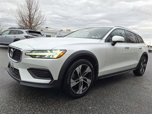 Used 2020 Volvo V60 T5 Cross Country image 3