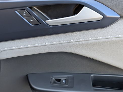 Used 2024 Volkswagen Taos SE w/ Panoramic Sunroof Package image 22