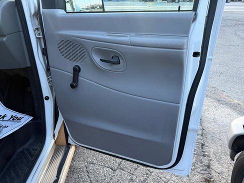 Used 1998 Ford E-350 and Econoline 350 Club Wagon image 24