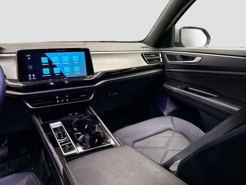 Used 2024 Volkswagen Atlas Cross Sport SE image 24