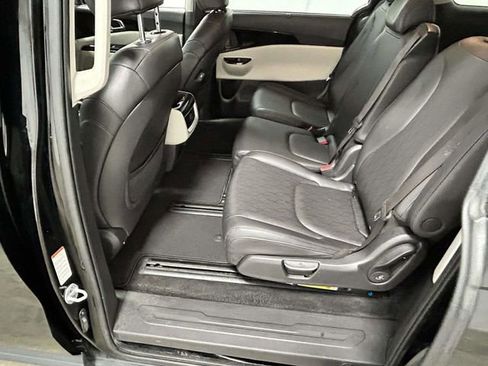 Used 2024 Kia Carnival EX FWD image 8