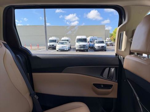 Used 2023 Kia Carnival LX FWD image 14