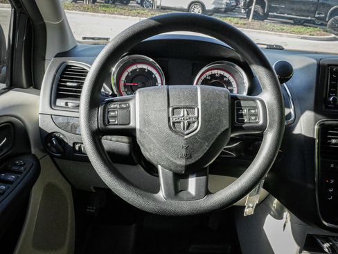 Used 2019 Dodge Grand Caravan SE w/ UConnect Hands-Free Group image 18