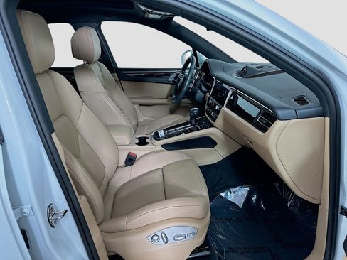 Used 2025 Porsche Macan image 26