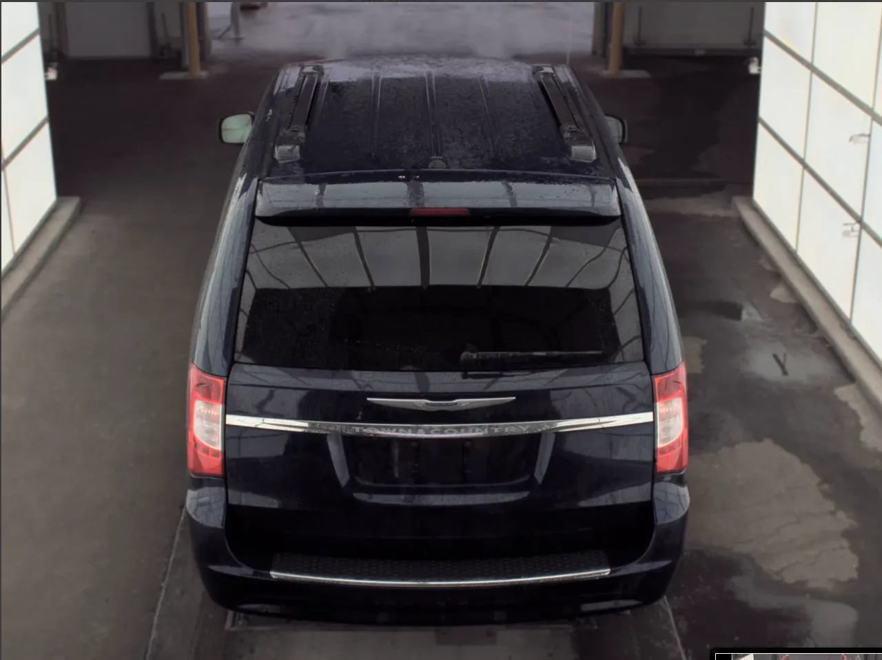 Used 2014 Chrysler Town & Country Touring FWD image 4