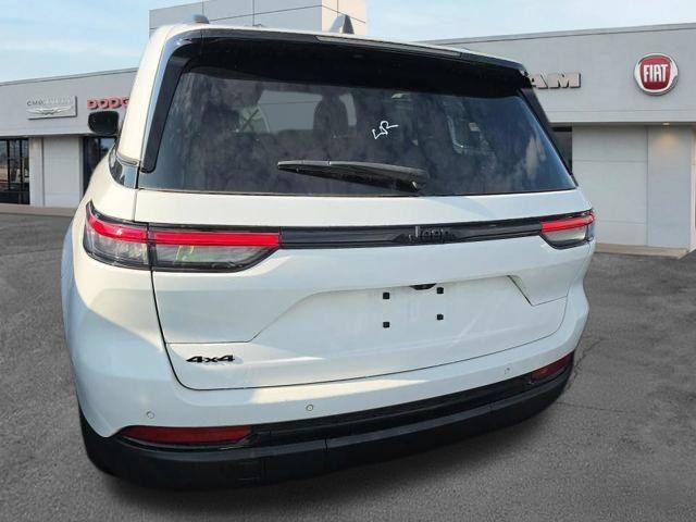 Used 2023 Jeep Grand Cherokee Altitude AWD/4WD image 10