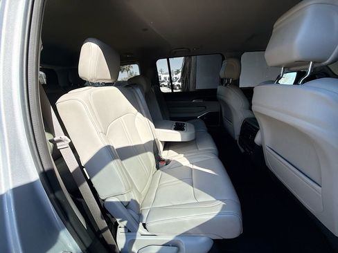 Used 2024 Jeep Wagoneer Series II w/ Flexible Seating Group image 32