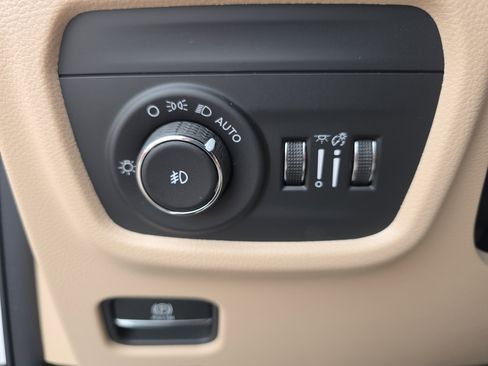 New 2025 Jeep Grand Cherokee Limited w/ Black Appearance Package image 12