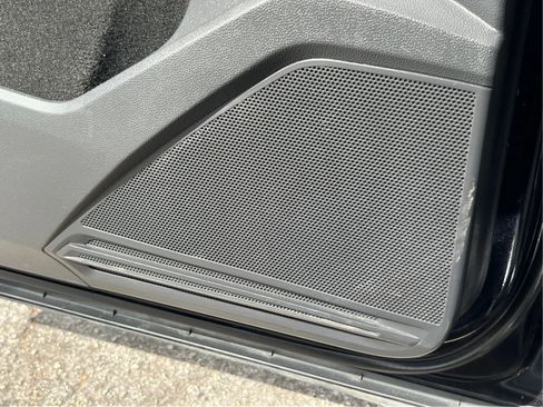 Used 2020 Volkswagen Tiguan SE image 33