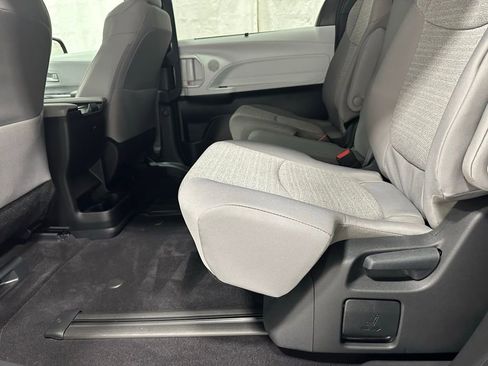 Used 2025 Toyota Sienna LE image 44