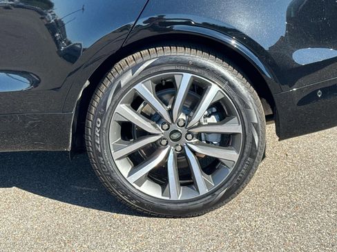 New 2026 Land Rover Discovery Dynamic SE image 3