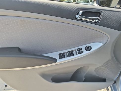 Used 2013 Hyundai Accent SE FWD image 9