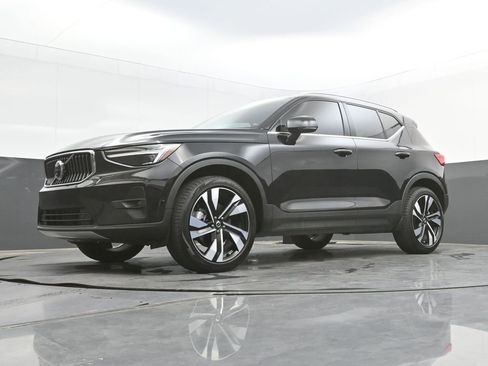 Certified 2024 Volvo XC40 B5 Plus w/ Protection Package Premier AWD/4WD image 30