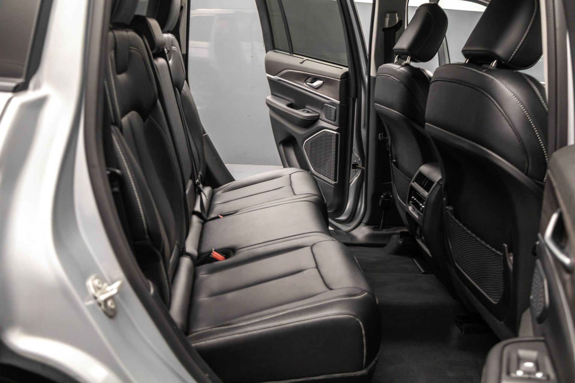Used 2023 Jeep Grand Cherokee Limited w/ Luxury Tech Group II AWD/4WD image 35