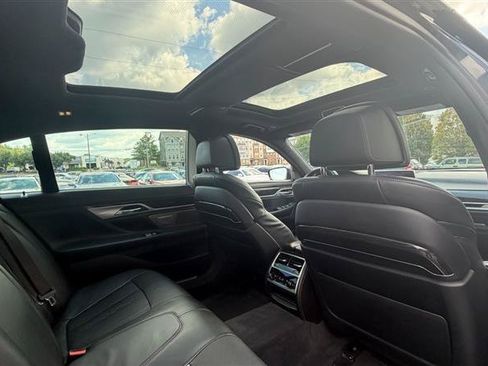 Used 2018 BMW 750i RWD image 19