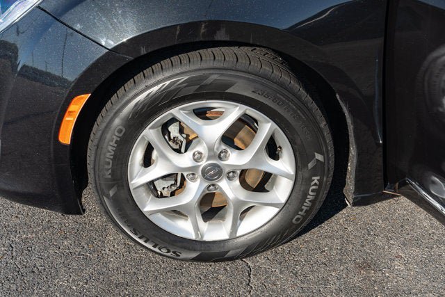 Used 2020 Chrysler Pacifica Limited FWD image 11