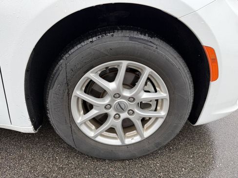 Used 2025 Chrysler Pacifica Select image 16