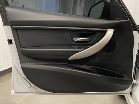 Used 2018 BMW 320i xDrive Sedan w/ Convenience Package AWD/4WD image 12
