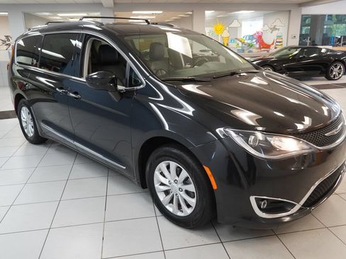 Used 2019 Chrysler Pacifica Touring-L FWD image 14