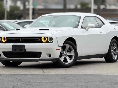 Used 2015 Dodge Challenger SXT RWD image 1