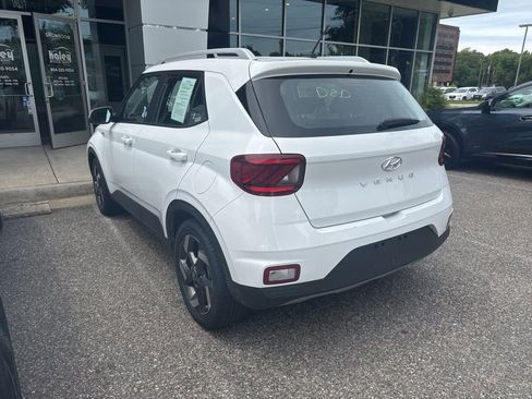 Used 2025 Hyundai Venue SEL FWD image 9