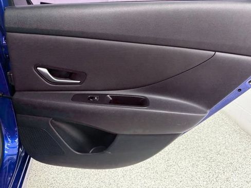Used 2021 Hyundai Elantra Limited FWD image 18