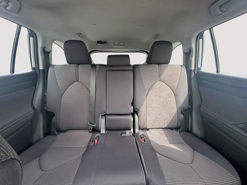 Used 2023 Toyota Highlander LE FWD image 13