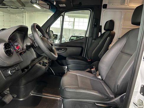Used 2025 Mercedes-Benz Sprinter 2500 image 21