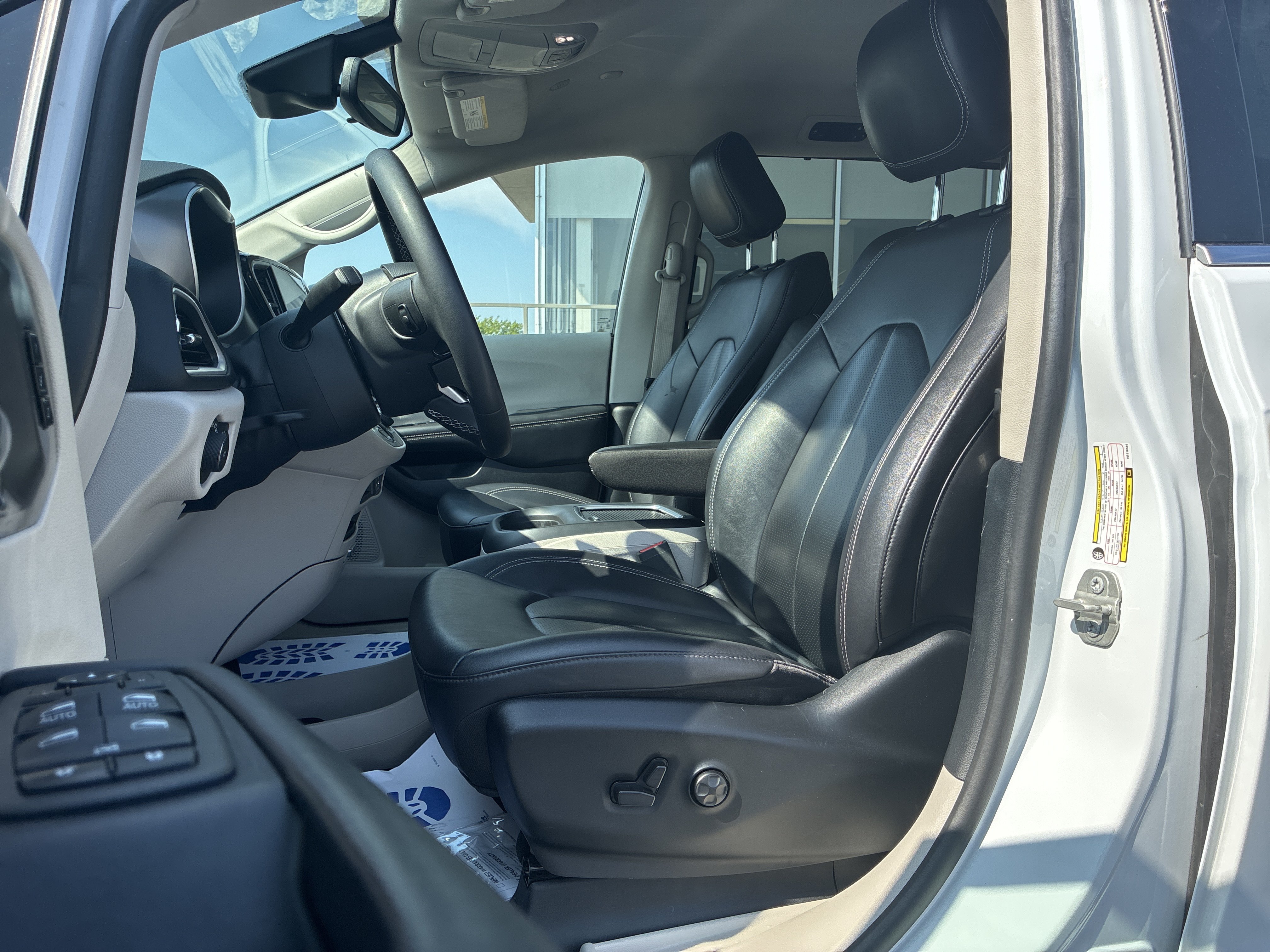 Used 2024 Chrysler Pacifica Touring-L FWD image 13
