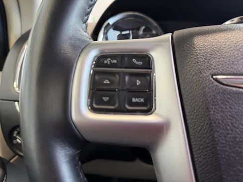 Used 2016 Chrysler Town & Country Touring FWD image 18