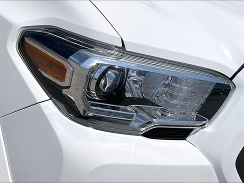 Used 2022 Toyota Tacoma TRD Sport AWD/4WD image 27