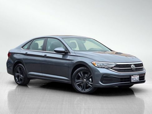 Used 2024 Volkswagen Jetta SE FWD image 2