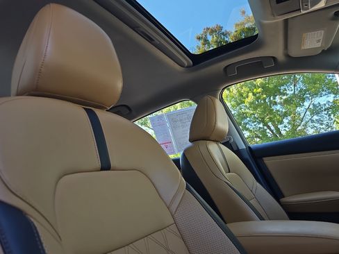 Used 2025 Nissan Sentra SV w/ SV Premium Package FWD image 16