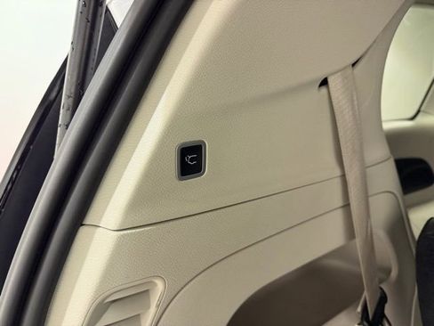 Used 2024 Chrysler Pacifica Touring-L image 8
