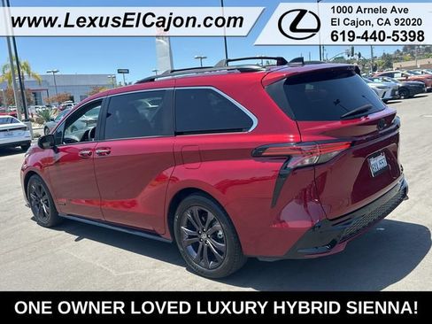 Used 2021 Toyota Sienna XSE w/ XSE Plus Package FWD image 4