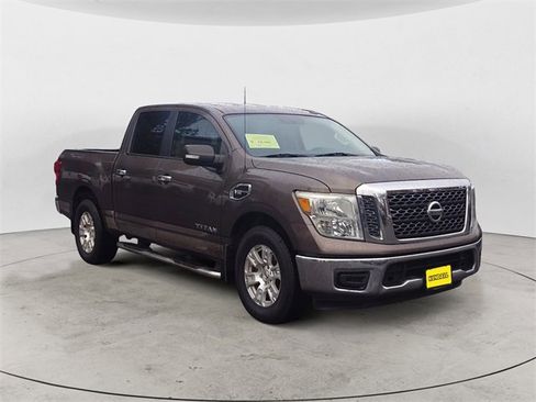 Used 2017 Nissan Titan SV image 7