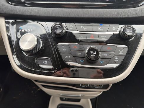 Used 2024 Chrysler Pacifica Touring-L image 18