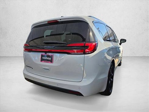 New 2026 Chrysler Pacifica Select image 2