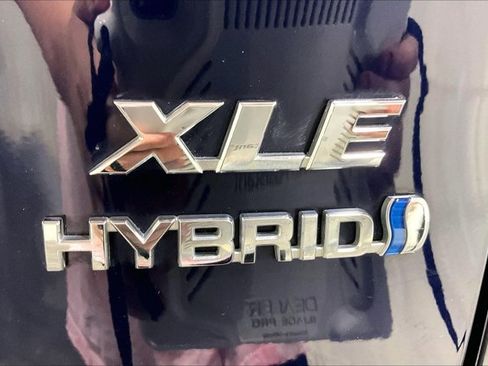 Used 2021 Toyota RAV4 XLE Premium AWD/4WD image 8