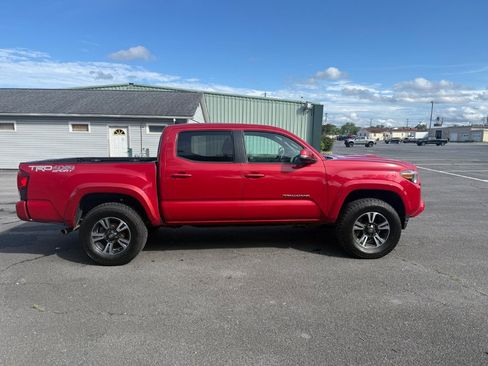 Used 2018 Toyota Tacoma TRD Sport AWD/4WD image 4