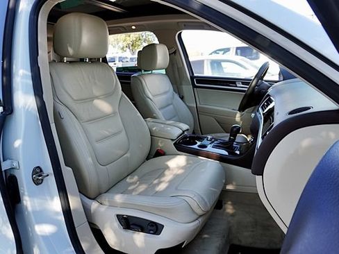 Used 2014 Volkswagen Touareg Executive AWD/4WD image 19
