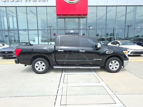 Used 2017 Nissan Titan SV RWD image 3