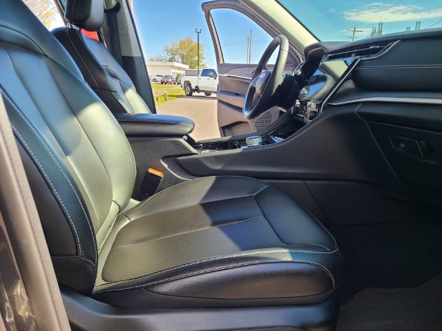 Used 2023 Jeep Grand Cherokee Limited AWD/4WD image 20