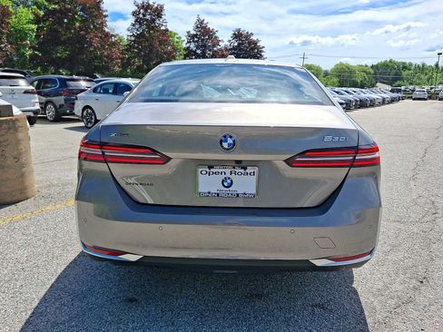 Used 2025 BMW 530i xDrive w/ Premium Package AWD/4WD image 5
