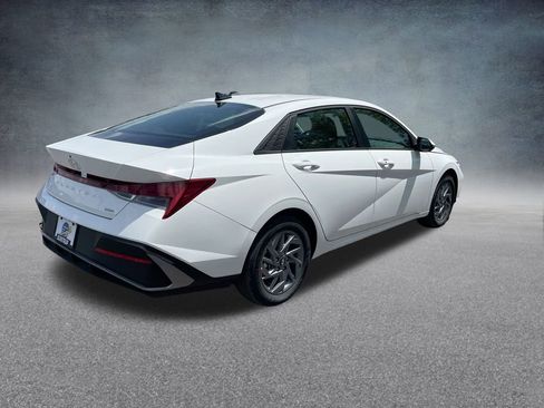 Used 2025 Hyundai Elantra Blue image 32