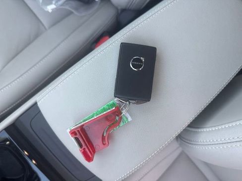 Certified 2025 Volvo XC40 B5 Plus w/ Protection Package Premier image 34